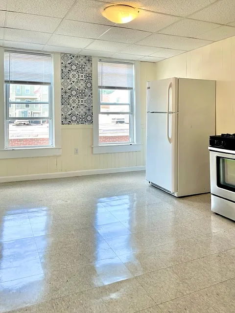 3 bed, 1000 sqft, $1,900 — Photo 1
