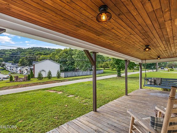 4th image of 637 E Beaver Creek Dr