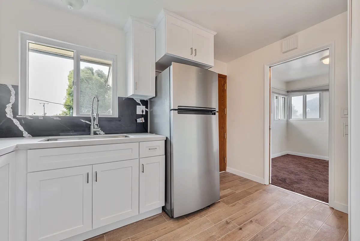 Building Photo - 8612 S 12th Ave #3C