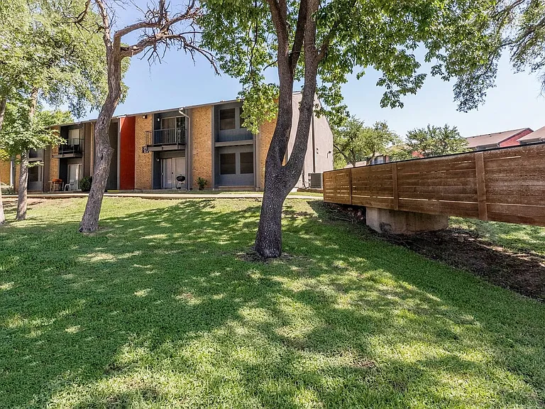 South Crest Apartments: All Bills Paid -Dazzling Dallas Apartments in Quiet Area! — Photo 38