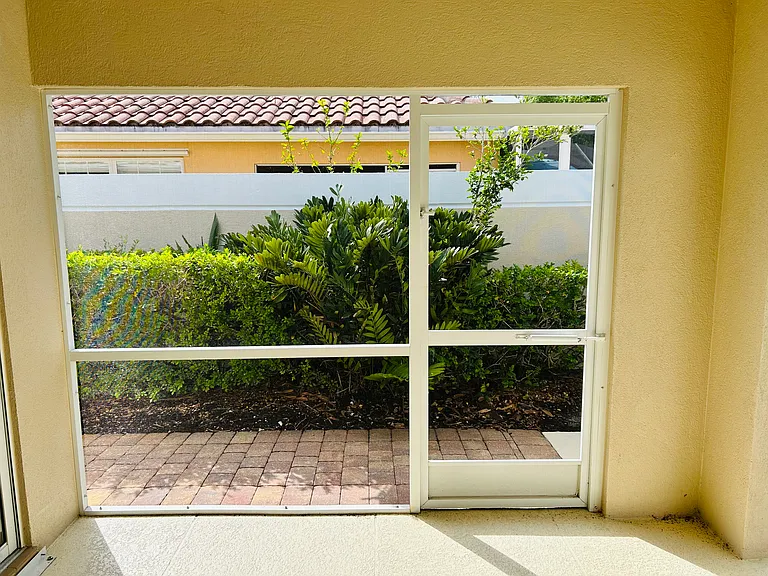 15401 Orlanda Dr — Photo 24