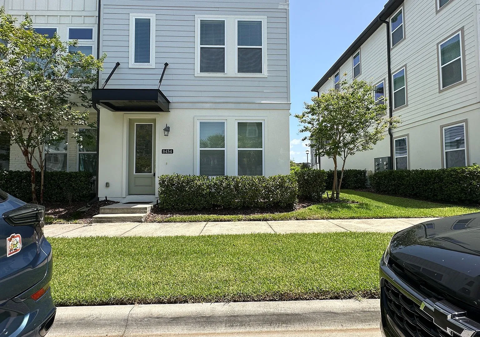 Stunning 3-Story Corner Unit with 3 Private Suites | Internet Included — Photo 2