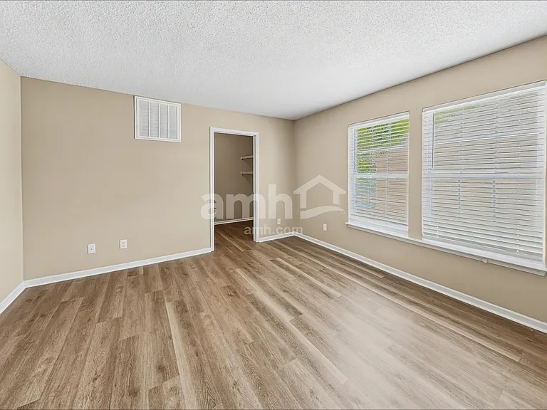 6804 Woodland Heights Dr — Photo 9