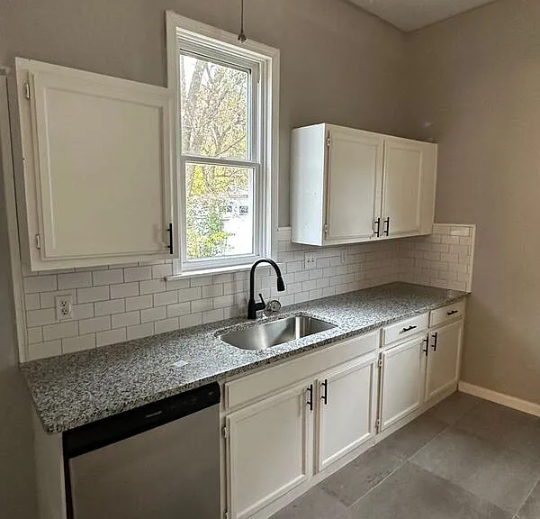 1112 E Locust St — Photo 13