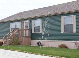700 Buttercup Ln, Minot, ND 58701