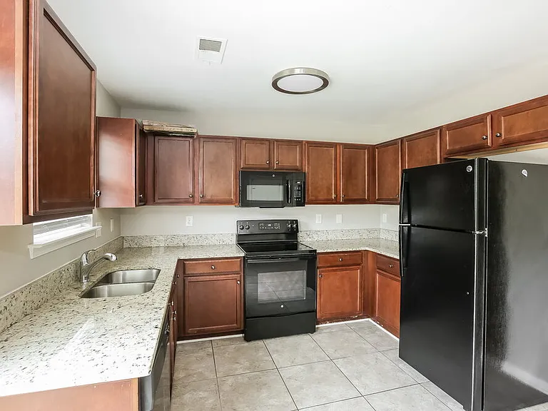 3832 Glory St — Photo 8
