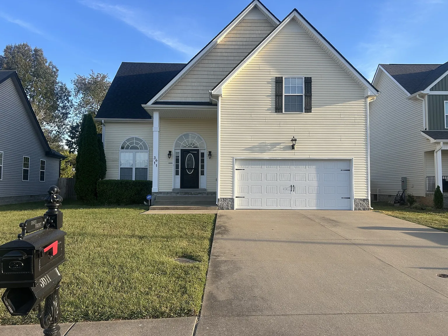 3 bed, 1925 sqft, $2,400 — Photo 1