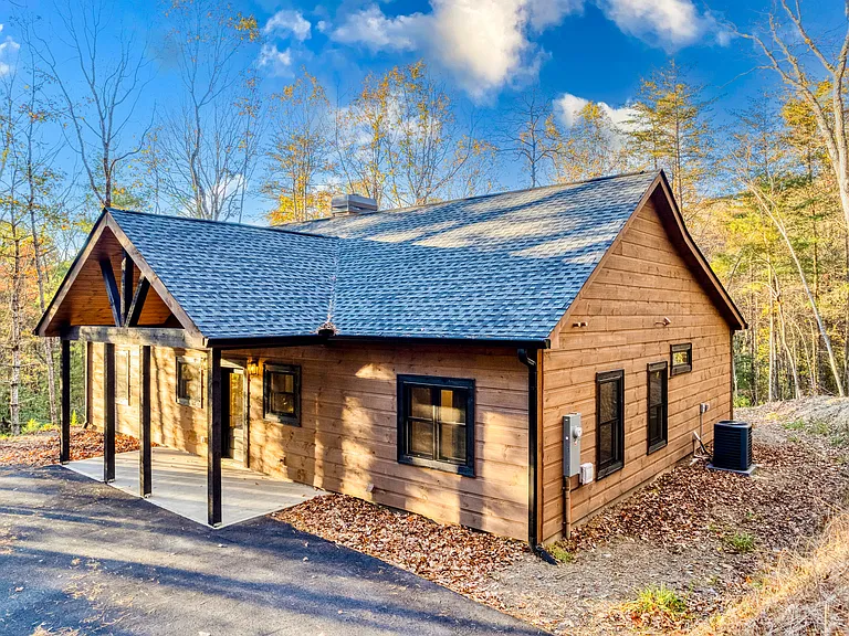 224 E Ridge Ln — Photo 1