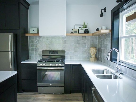 Double kitchen sink for easy washing and rinsing!