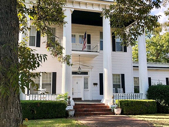5th image of 703 S Dogwood Dr