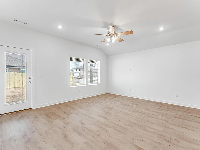 114 S Maroon Ave — Photo 17