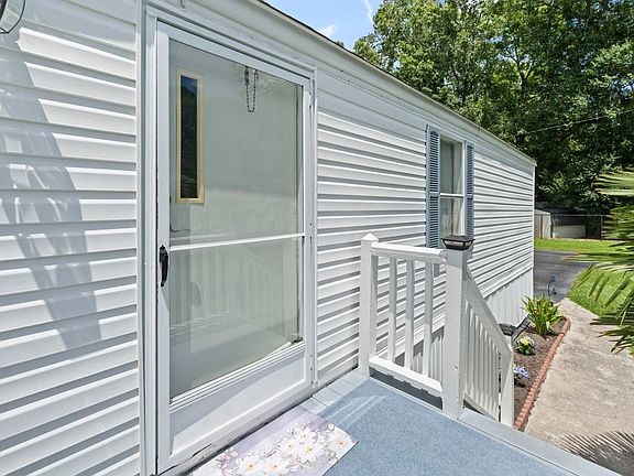 2nd image of 916 Periwinkle Pl.