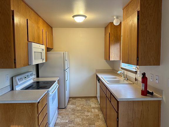 5th image of 9615 161st St E APT A