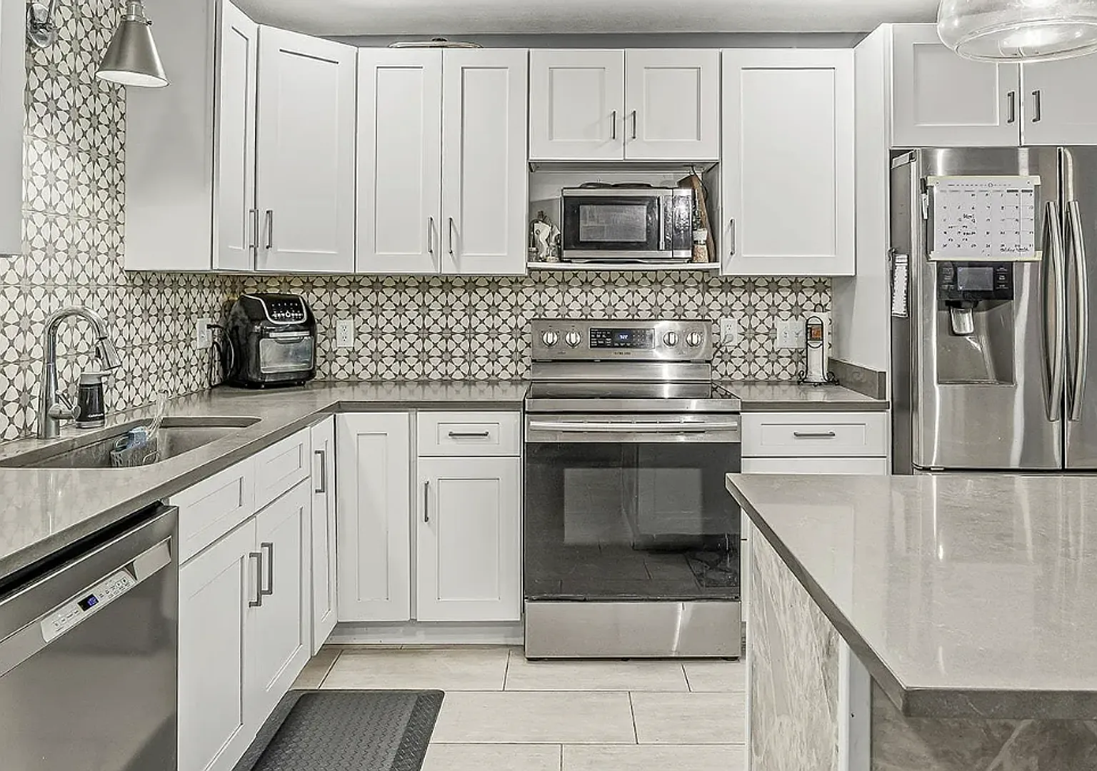 Beautiful 4 bedroom 3 bath Home. Schedule your showing TODAY! — Photo 2