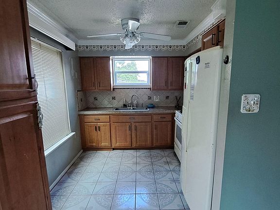 3rd image of 10710 Parkland Woods Dr