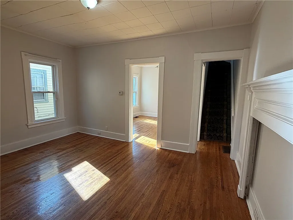 3 bed, 1.5 bath, 2804 sqft, $1,800 — Photo 3