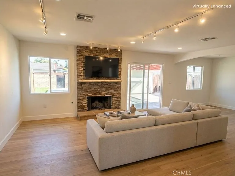 22809 Gault St — Photo 8