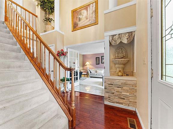 5th image of 223 Leaside Dr
