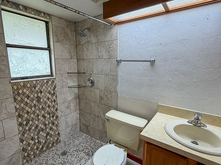 2260 W University Ave — Photo 18