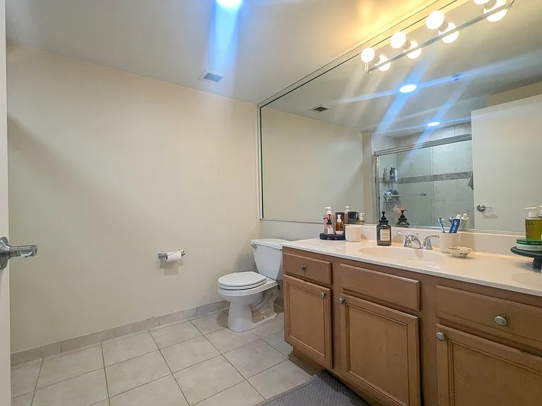 700 1st St #4F — Photo 9