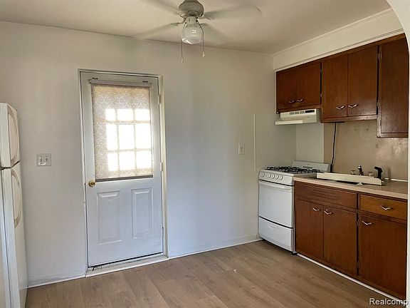 5th image of 32-46 N Liberty St #9
