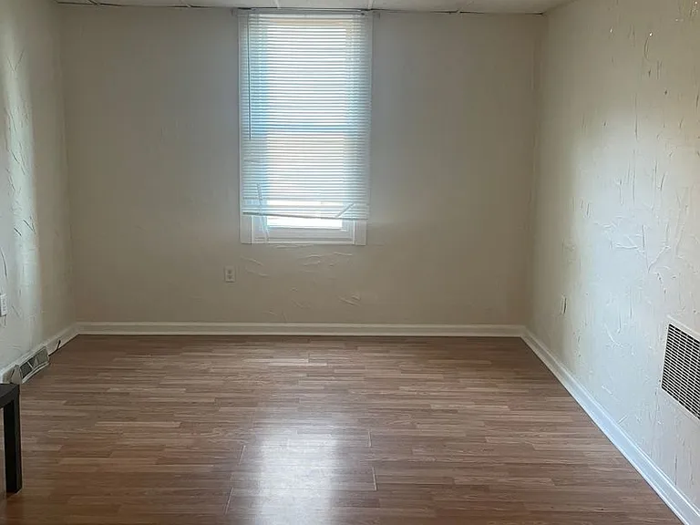 517 Locust Ave — Photo 3