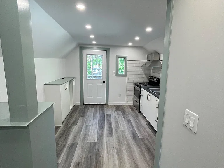 759 Barton St E — Photo 5