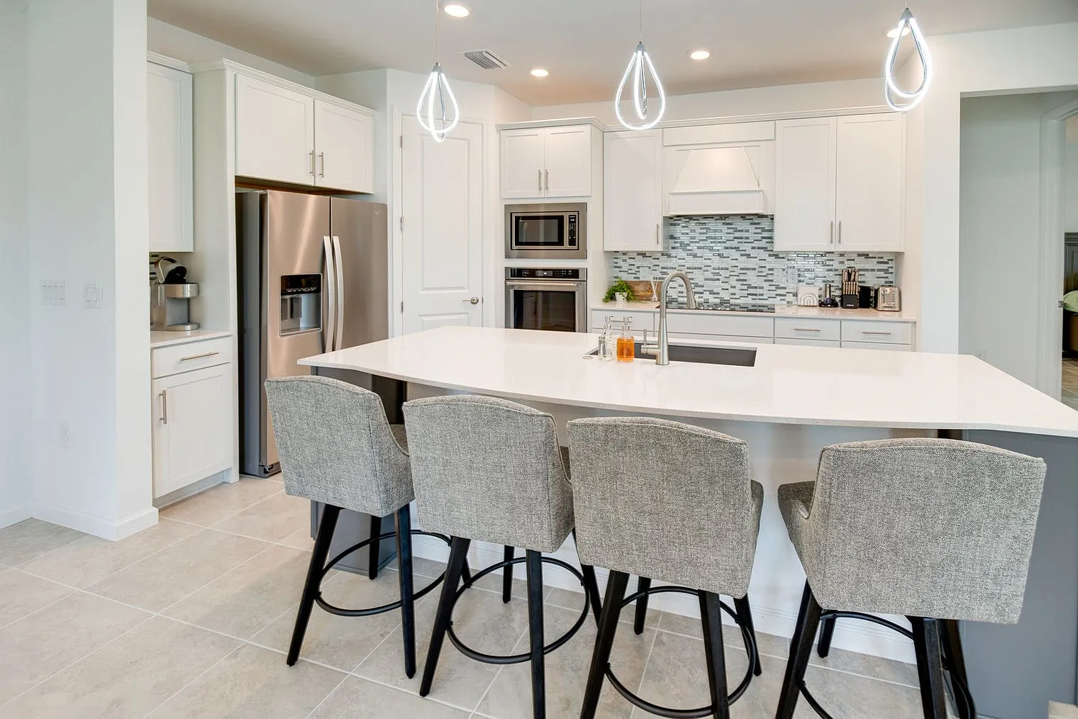 4 bed, 2.0 bath, 2023 sqft, $4,257 — Photo 3