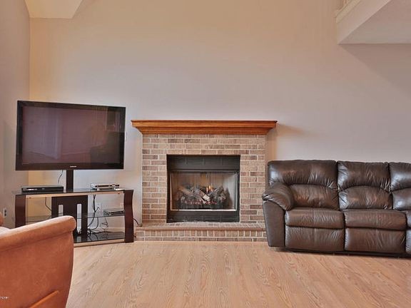 3rd image of 131 Woodfield Cir