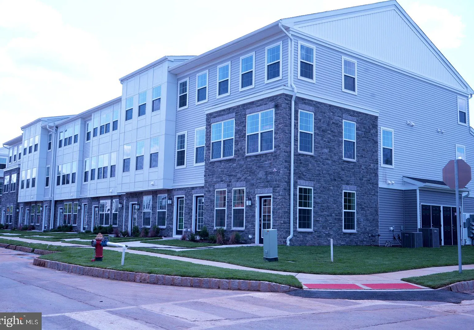 2 bed, 2.0 bath, 1300 sqft, $2,950 — Photo 2