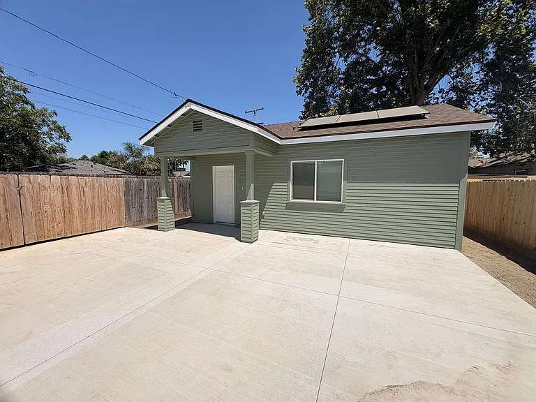 1031 N Highland St — Photo 1