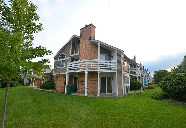 1050 Courtland Dr — Photo 3