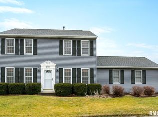 2405 Chesterfield Dr, Bettendorf, IA 52722