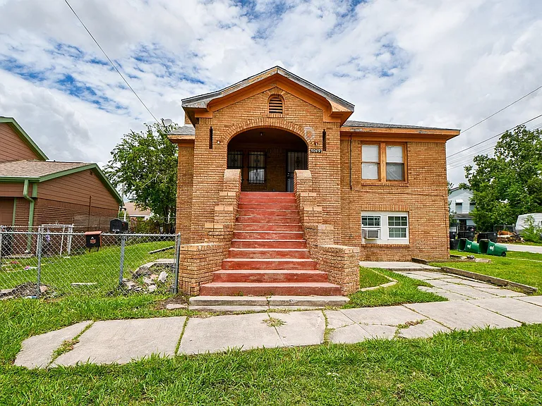 5049 Jefferson St #B — Photo 2