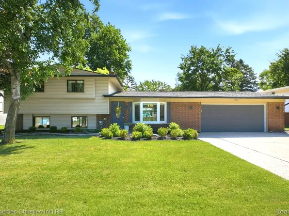 2805 Pinto Dr, Commerce Township, MI 48382