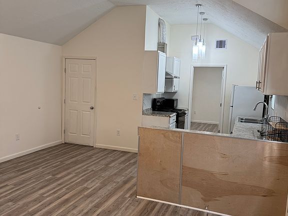 3rd image of 4112 Darby St
