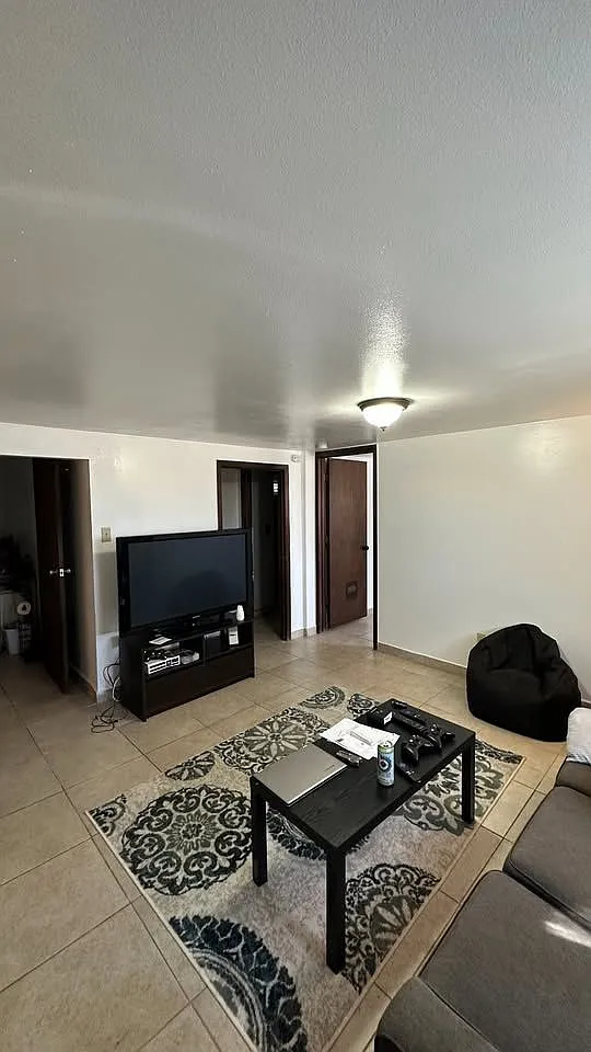 3 bed, 1.0 bath, 1040 sqft, $550 — Photo 1