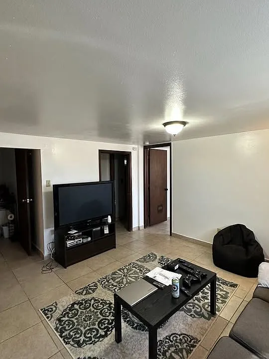 3 bed, 1.0 bath, 1040 sqft, $550