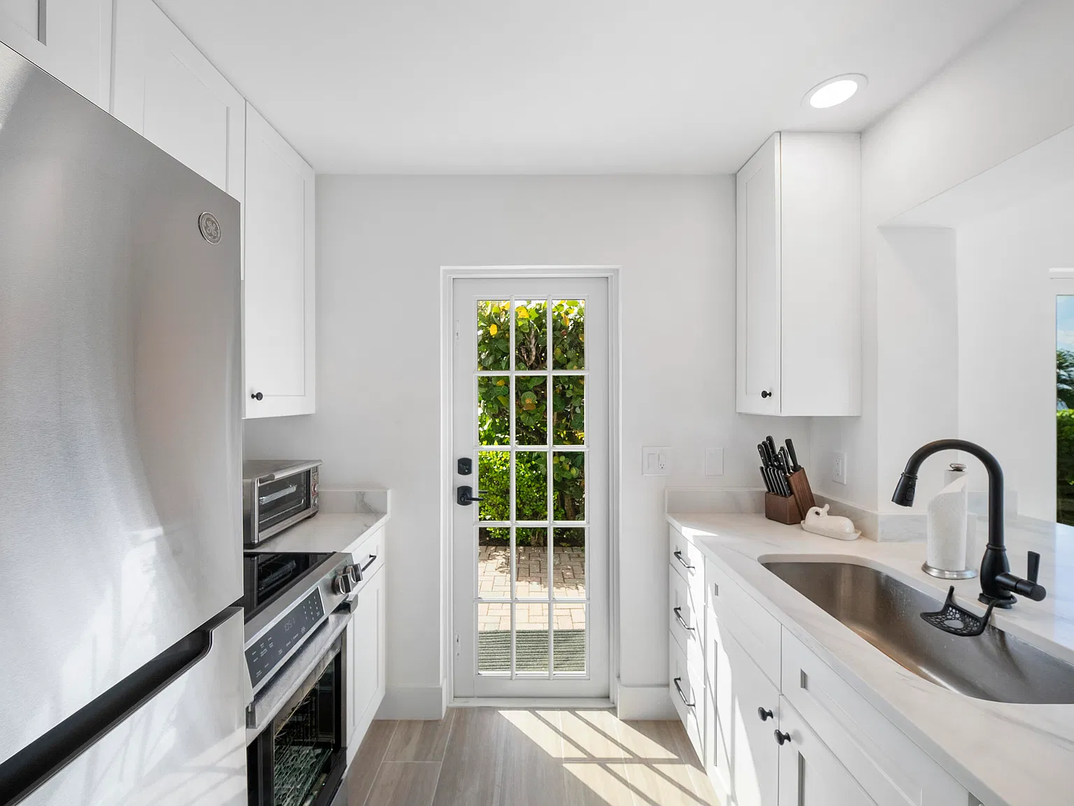 2 bed, 2.0 bath, 1121 sqft, $10,000 — Photo 4