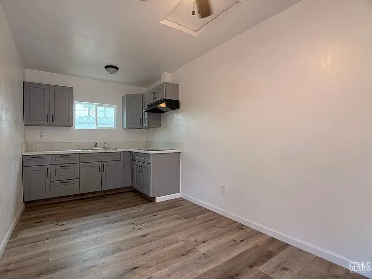 121 Stine Rd #B — Photo 3