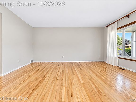 3rd image of 38521 Roycroft St