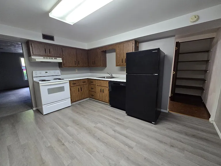 103-105 107 Martin Dr — Photo 18