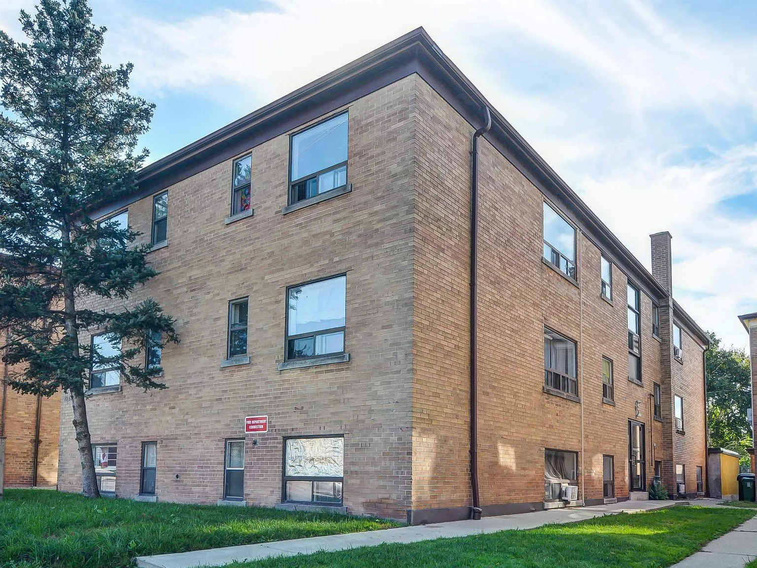 2903 Saint Clair Avenue East Toronto — Photo 1