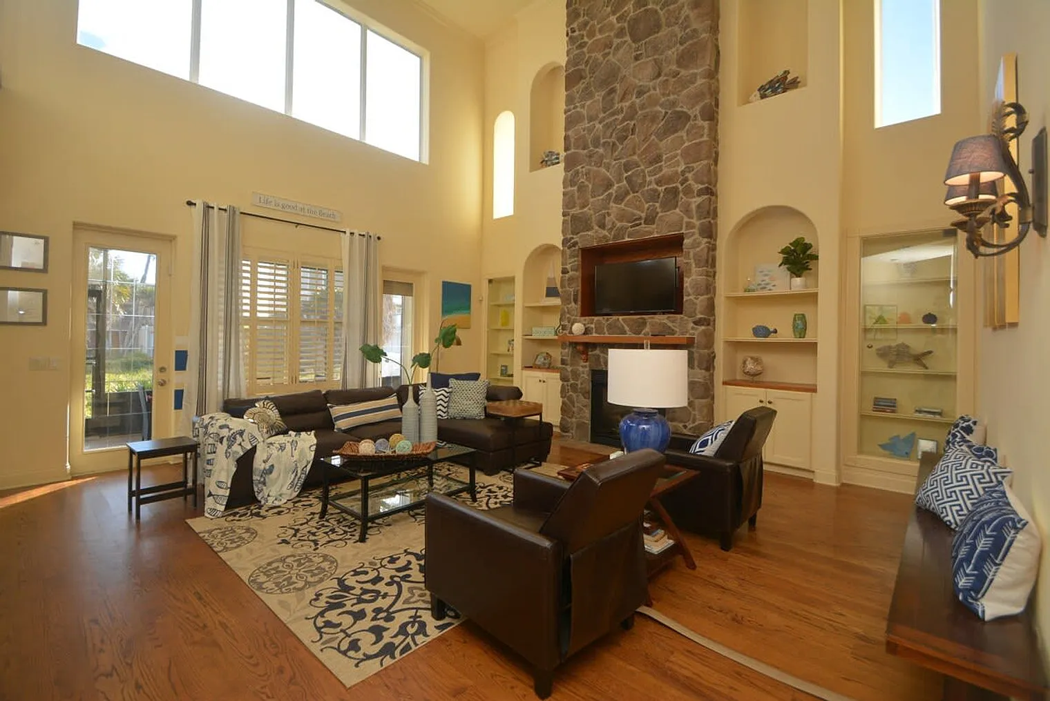 5 bed, 3.0 bath, 2992 sqft, $12,837 — Photo 1