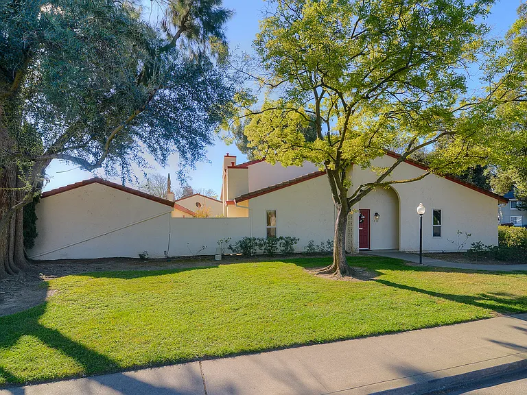 5010 Glide Dr #1 — Photo 2
