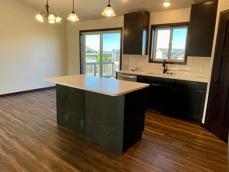557 Mace Dr — Photo 7