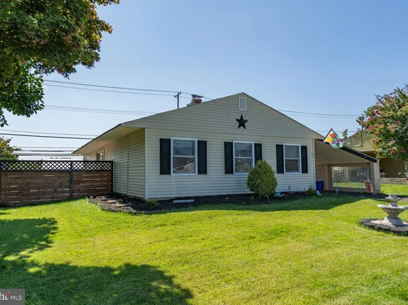 32 Old Brook Rd, Levittown, PA 19057