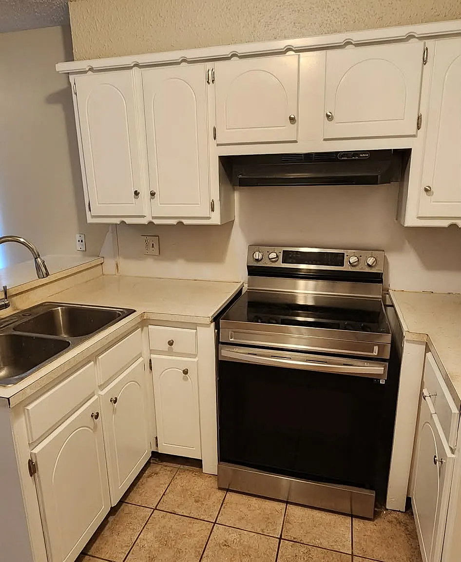 3 bed, 1.5 bath, 1112 sqft, $1,300 — Photo 2