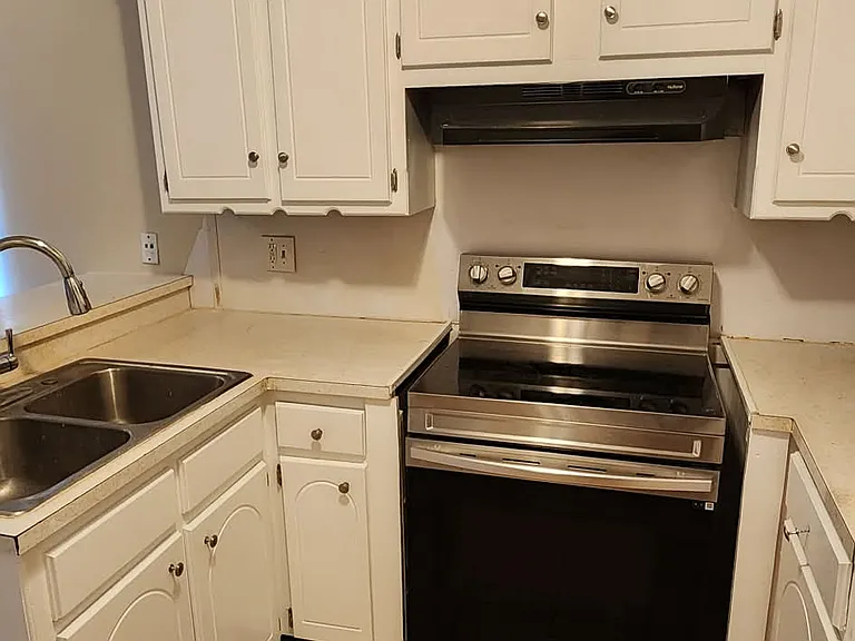 4000 Vickie Dr — Photo 2