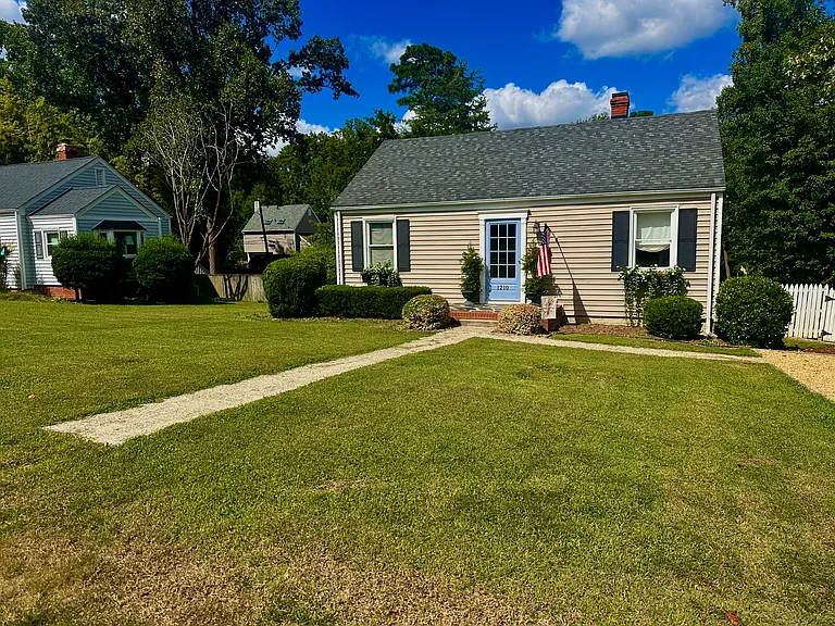 1210 Foxcroft Rd — Photo 3